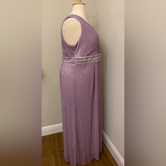 Plus Dress - Picture 5 of 11